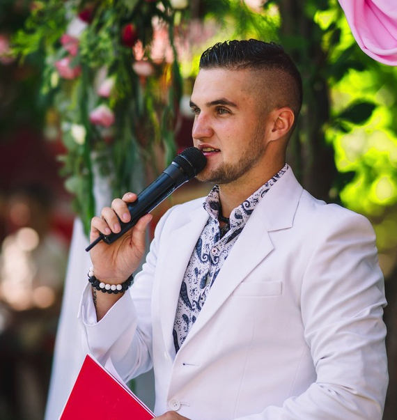 Юрий Gagarин с микрофоном